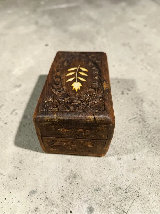 Vintage Wooden Carved Jewelry Box with Yellow Inlay 4.75" x 2.5" x 2.75" - Picture 6 of 6